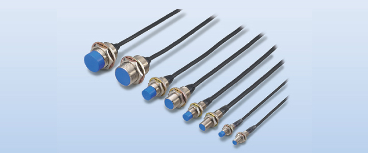 獨(dú)立的KEYENCE接近傳感器，高靈敏度和長距離接近傳感器。出色的緊固強(qiáng)度：傳感器外殼厚實(shí)堅固。傳感器牢固擰緊，以防止因振動或沖擊引起的松動。靈活的關(guān)節(jié)：電纜通過高靈活接頭連接到傳感器頭，可以彎曲成90度角，同時仍然可以防止電纜斷線。