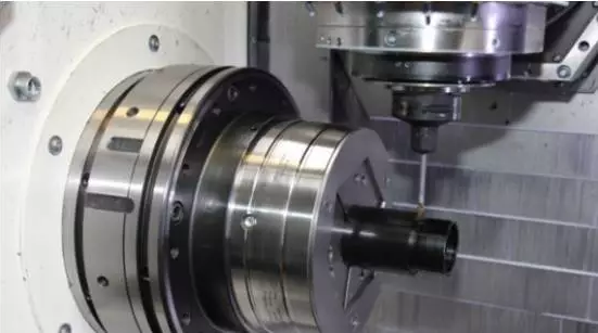 機(jī)械加工現(xiàn)有生產(chǎn)模式主要體現(xiàn)在工裝應(yīng)用落后，效率低下，工人加工零件時(shí)裝夾及找正時(shí)間長，特別是單件或小批生產(chǎn)頻繁更換工裝時(shí)，大多數(shù)時(shí)間都是在安裝OTT-JAKOB夾具及找正。