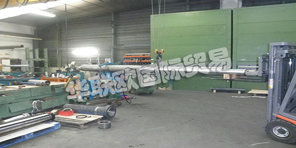 AUVERGNE VERINS自1988年以來專門從事液壓缸的維護(hù)和制造。他們的專業(yè)技術(shù)人員和他們的鍍鉻棒，搭接管和密封件庫存使他們能夠處理所有類型的氣缸。