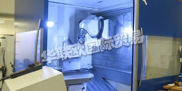 KEMMERICH現(xiàn)位于萊茵河畔的萊茵河畔蒙海姆，緊鄰科隆和杜塞爾多夫的交易會(huì)城市及其機(jī)場(chǎng)。在那里，大量的傳統(tǒng)以及CNC / PLC控制的金屬加工和加工機(jī)床總是可以在2200平方米的加熱展覽區(qū)觀看和演示。