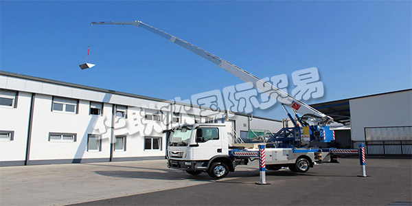 KLAAS早在1933年，由西奧多·克拉斯(Theodor Klaas)在威斯特伐利亞(Westphalia)的阿舍貝格(Ascheberg)成立。作為一名建筑承包商，他在第二次世界大戰(zhàn)后利用他的所有創(chuàng)造力開(kāi)發(fā)出第一臺(tái)傾斜式升降機(jī)，這使得建筑工地的工作變得更加容易。