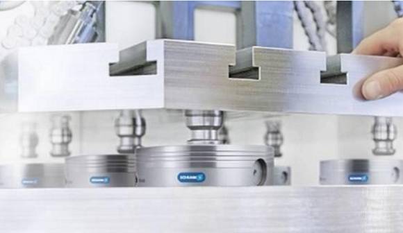 SCHUNK刀具夾持系統(tǒng)對機(jī)加工行業(yè)產(chǎn)生了前所未有的革命性影響。?模塊化夾持系統(tǒng)借鑒其優(yōu)勢，它的作用遠(yuǎn)不止于一個參考基準(zhǔn)，還提供了包括定位、夾持以及接口通用等功能。這種夾持原理如今被認(rèn)為是提高生產(chǎn)效率的最有效的方法之一，廣泛適用于從小型零件到大型零件，從粗加工到裝配應(yīng)用的各種工藝。作為這一技術(shù)的先驅(qū)以及夾持技術(shù)和抓取系統(tǒng)的領(lǐng)導(dǎo)者，SCHUNK始終致力于開發(fā)新的應(yīng)用領(lǐng)域，并在它的模塊化系統(tǒng)中新增了適用于直接夾持工件以及微小型零件的專業(yè)標(biāo)準(zhǔn)模塊。