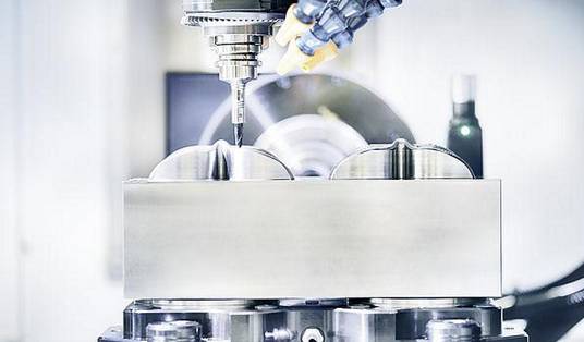 SCHUNK刀具夾持系統(tǒng)對機(jī)加工行業(yè)產(chǎn)生了前所未有的革命性影響。?模塊化夾持系統(tǒng)借鑒其優(yōu)勢，它的作用遠(yuǎn)不止于一個參考基準(zhǔn)，還提供了包括定位、夾持以及接口通用等功能。這種夾持原理如今被認(rèn)為是提高生產(chǎn)效率的最有效的方法之一，廣泛適用于從小型零件到大型零件，從粗加工到裝配應(yīng)用的各種工藝。作為這一技術(shù)的先驅(qū)以及夾持技術(shù)和抓取系統(tǒng)的領(lǐng)導(dǎo)者，SCHUNK始終致力于開發(fā)新的應(yīng)用領(lǐng)域，并在它的模塊化系統(tǒng)中新增了適用于直接夾持工件以及微小型零件的專業(yè)標(biāo)準(zhǔn)模塊。