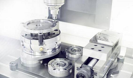 SCHUNK刀具夾持系統(tǒng)對機(jī)加工行業(yè)產(chǎn)生了前所未有的革命性影響。?模塊化夾持系統(tǒng)借鑒其優(yōu)勢，它的作用遠(yuǎn)不止于一個參考基準(zhǔn)，還提供了包括定位、夾持以及接口通用等功能。這種夾持原理如今被認(rèn)為是提高生產(chǎn)效率的最有效的方法之一，廣泛適用于從小型零件到大型零件，從粗加工到裝配應(yīng)用的各種工藝。作為這一技術(shù)的先驅(qū)以及夾持技術(shù)和抓取系統(tǒng)的領(lǐng)導(dǎo)者，SCHUNK始終致力于開發(fā)新的應(yīng)用領(lǐng)域，并在它的模塊化系統(tǒng)中新增了適用于直接夾持工件以及微小型零件的專業(yè)標(biāo)準(zhǔn)模塊。