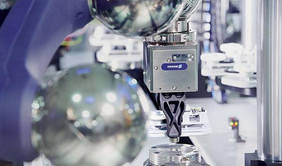 SCHUNK刀具夾持系統(tǒng)對機(jī)加工行業(yè)產(chǎn)生了前所未有的革命性影響。?模塊化夾持系統(tǒng)借鑒其優(yōu)勢，它的作用遠(yuǎn)不止于一個參考基準(zhǔn)，還提供了包括定位、夾持以及接口通用等功能。這種夾持原理如今被認(rèn)為是提高生產(chǎn)效率的最有效的方法之一，廣泛適用于從小型零件到大型零件，從粗加工到裝配應(yīng)用的各種工藝。作為這一技術(shù)的先驅(qū)以及夾持技術(shù)和抓取系統(tǒng)的領(lǐng)導(dǎo)者，SCHUNK始終致力于開發(fā)新的應(yīng)用領(lǐng)域，并在它的模塊化系統(tǒng)中新增了適用于直接夾持工件以及微小型零件的專業(yè)標(biāo)準(zhǔn)模塊。