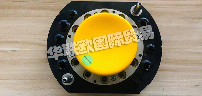 二、SCHUNK氣動(dòng)快換系統(tǒng)基本介紹如下：產(chǎn)品系列的常規(guī)說明 1.惡劣環(huán)境條件下請(qǐng)注意：在惡劣環(huán)境條件(例如：冷卻液區(qū)域、鑄造和研磨粉塵)下使用可能大大縮短裝置的使用壽命，我公司將不承擔(dān)任何保修責(zé)任。但是，大部分情況下，我們可以找到解決方案。如需幫助，請(qǐng)聯(lián)系我們。 2.搬運(yùn)重量是連接到法蘭的總荷載重量。設(shè)計(jì)時(shí)，應(yīng)注意允許的力和力矩。請(qǐng)注意，超過建議的搬運(yùn)重量會(huì)縮短使用壽命。