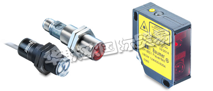 堡盟漫反射式傳感器強(qiáng)度差別檢測(cè)型的發(fā)射器和接收器位于同一個(gè)外殼內(nèi)。光源射出的紅外線、紅光或激光直接被目標(biāo)物反射回到傳感器上。如果目標(biāo)物反射的光線足夠充足，接收光將觸發(fā)傳感器的開關(guān)動(dòng)作。照射到目標(biāo)物上的光線基本上都發(fā)生漫反射，并沿各個(gè)方向反射。接收器只接收到這些光線的很小一部分。如果目標(biāo)物反射的光線足夠充足，接收光將觸發(fā)傳感器的開關(guān)動(dòng)作。由于傳感器是根據(jù)來自材料的反射光而工作，所以表面特性、顏色和光澤度對(duì)于檢測(cè)距離的影響極大。