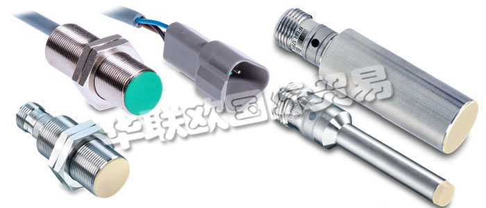 堡盟電感式接近開關(guān)屬于非接觸式電子傳感器。電感式傳感器能識(shí)別所有導(dǎo)電金屬目標(biāo)物。振蕩器產(chǎn)生一個(gè)高頻電磁場，電磁場從開關(guān)的感應(yīng)面發(fā)出。當(dāng)導(dǎo)電金屬物體進(jìn)入此電磁場時(shí)，金屬內(nèi)部會(huì)感生渦流，使振蕩幅值發(fā)生變化，從而使振蕩器輸出的電壓發(fā)生變化，進(jìn)而導(dǎo)致觸發(fā)器的狀態(tài)變化并改變輸出狀態(tài)。